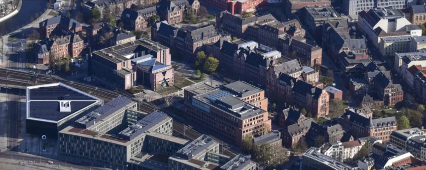 Luftbild des Max-Planck-Instituts für Infektionsbiologie mit Blick auf die Backsteingebäude des historischen Campus der Charité und die S-Bahn-Gleise.
