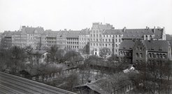 The historic Charité campus around 1907. Flat hospital barracks can be seen in the foreground; almost 100 years later, the Max Planck Institute for Infection Biology was built in the area to the front left.The representative brick building in the background is still preserved today.